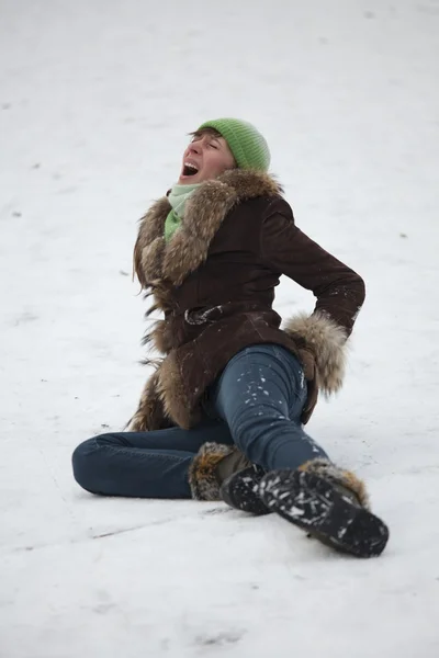 Φωνάζοντας γυναίκα στο χιονισμένο δρόμο — Φωτογραφία Αρχείου