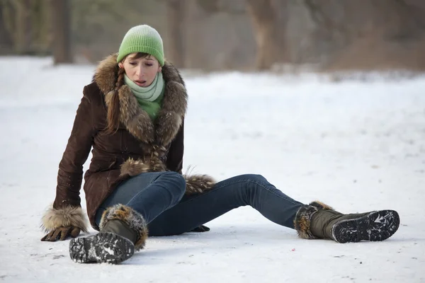 女人滑倒在雪道上 — 图库照片