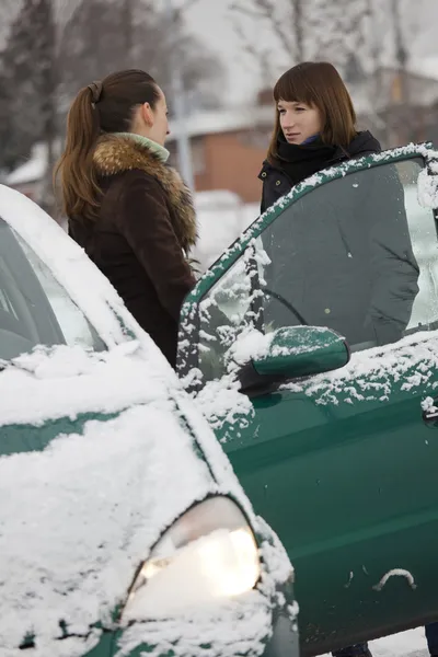 Друзья разговаривают на зимней улице — стоковое фото