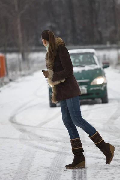 Mulher atravessando a estrada — Fotografia de Stock
