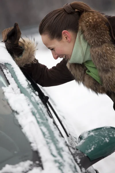 Женщина разговаривает с водителем машины — стоковое фото
