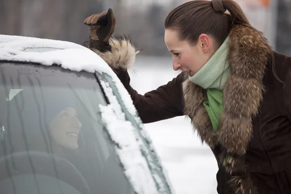 Femme chauffeur parler avec un ami — Photo
