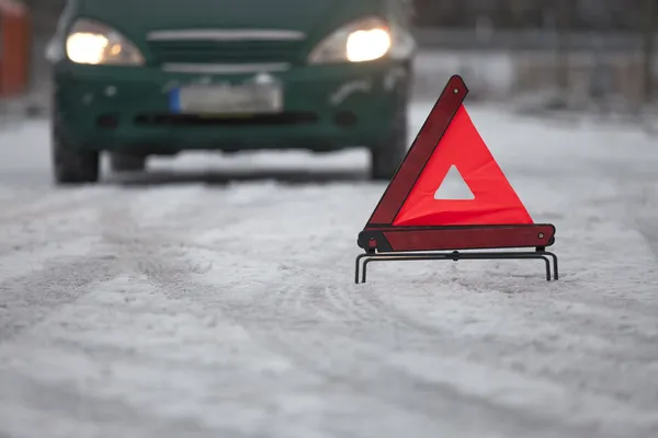 Panne de voiture avec triangle d'avertissement — Photo