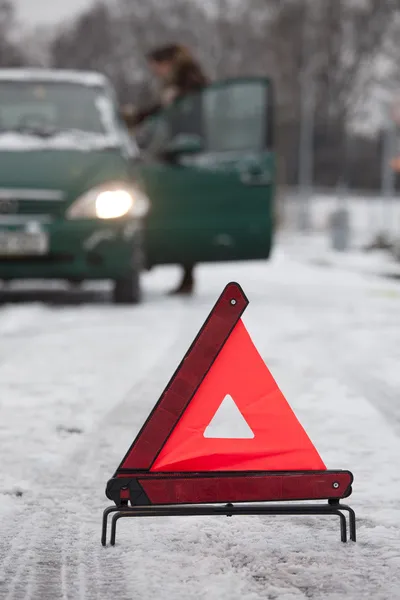 Προειδοποιητικό τρίγωνο με αυτοκίνητο στο δρόμο — Φωτογραφία Αρχείου