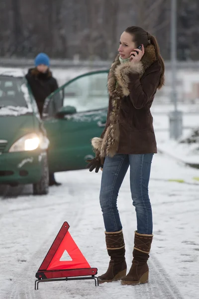 Mulher chamando serviço de carro por avaria — Fotografia de Stock