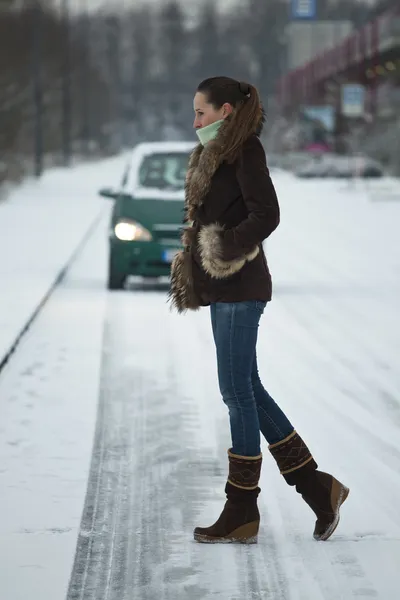 Mulher cruzando a estrada antes do carro — Fotografia de Stock