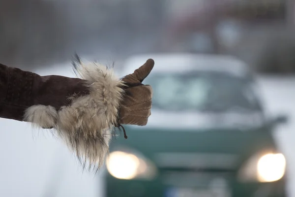 冬でヒッチハイク — ストック写真