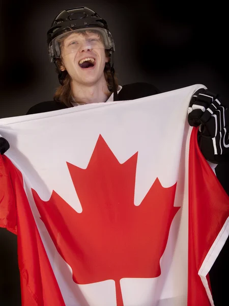 Хоккеист с канадским флагом — стоковое фото