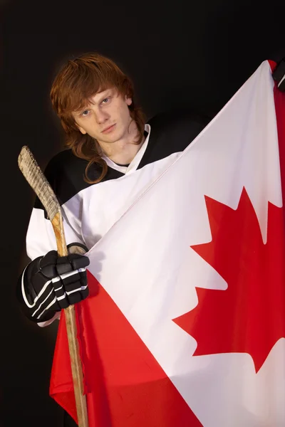 Хоккеист с канадским флагом — стоковое фото
