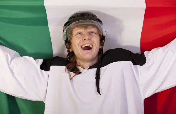 Jogador de hóquei no gelo com bandeira italiana — Fotografia de Stock