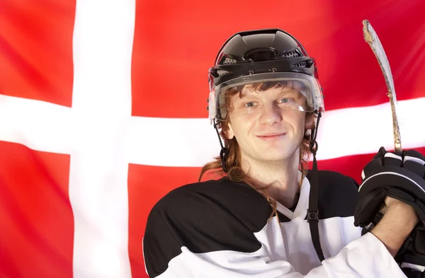 Hokejista přes Dánsko vlajky — Stock fotografie