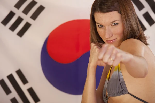 Mulher lutando sobre a bandeira da Coréia do Sul — Fotografia de Stock