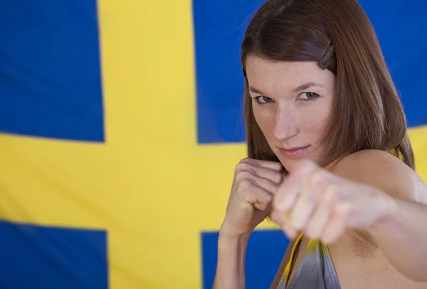 İsveç bayrağı savaşan kadın — Stok fotoğraf