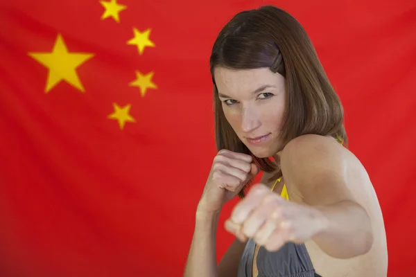 Воюющая женщина за китайский флаг — стоковое фото