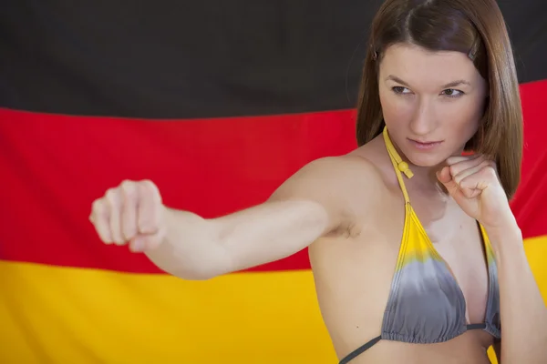 Kämpfende Frau wegen deutscher Fahne — Stockfoto
