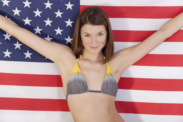 Amerikan bayrağı taşıyan kadın — Stok fotoğraf