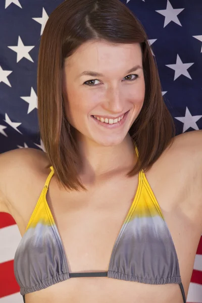 Женщина над американским флагом — стоковое фото
