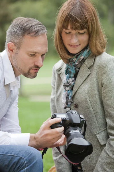 Photographer showing pictures — Stock Photo, Image