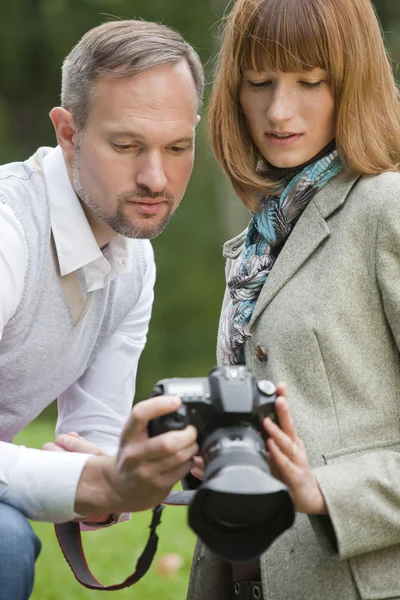 Paar houden fotocamera — Stockfoto