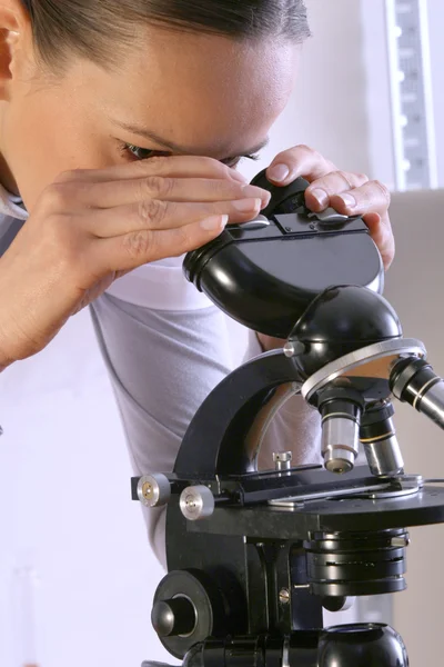 Sceientist z mikroskopem — Zdjęcie stockowe