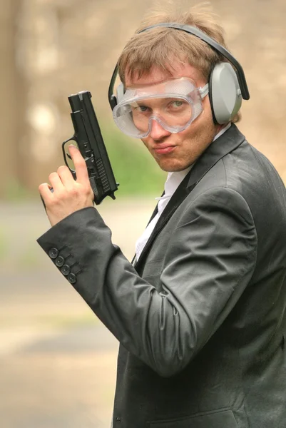 Mannelijke agent met pistool — Stockfoto
