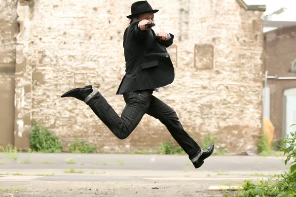 Homme sautant avec pistolet — Photo