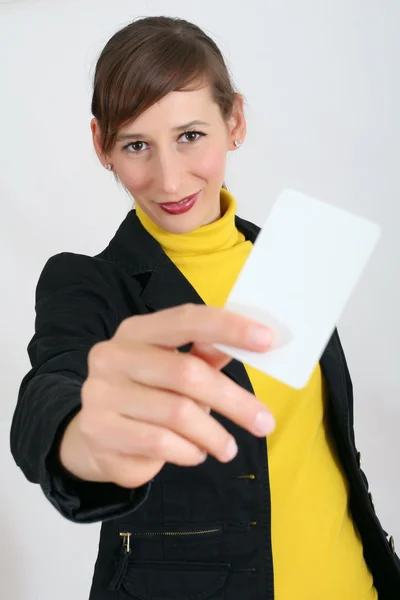 Mujer con tarjeta en blanco —  Fotos de Stock