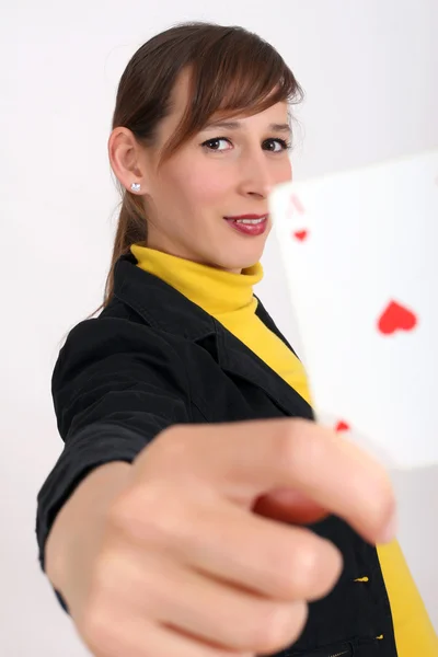Жінка, що показує гральну картку — стокове фото