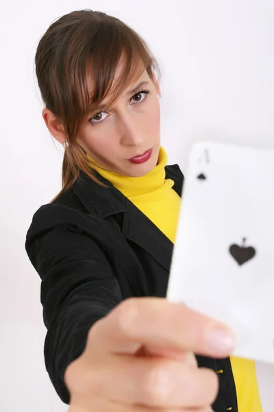 Donna che mostra carta da gioco — Foto Stock
