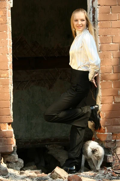 Mode vrouw met kat — Stockfoto