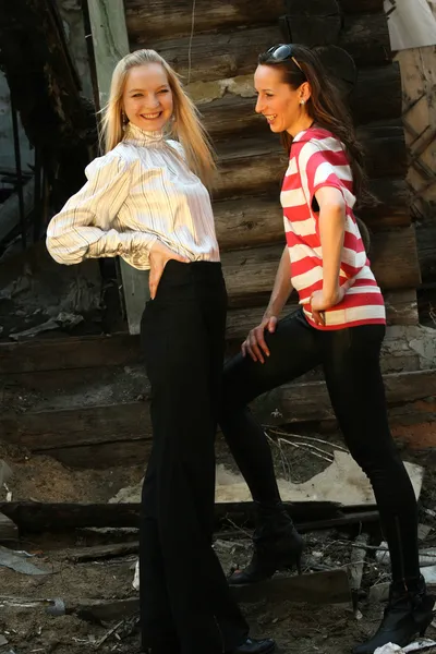 Duas meninas da moda sorrindo — Fotografia de Stock
