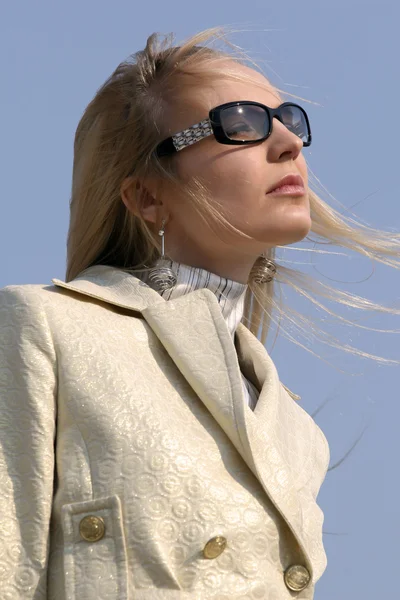 Kvinna i solglasögon — Stockfoto