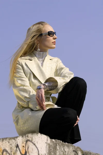 Mode vrouw te wachten — Stockfoto