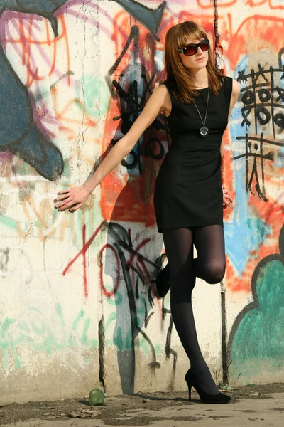Woman at the graffiti wall — Stock Photo, Image