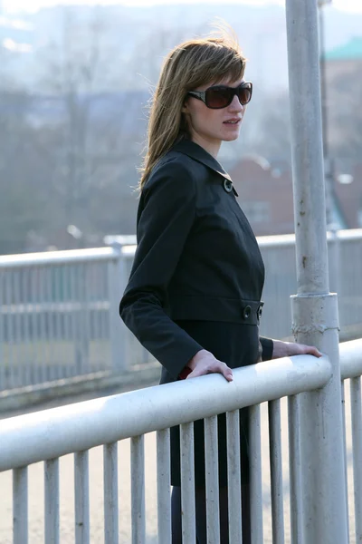 Frau wartet auf der Brücke — Stockfoto