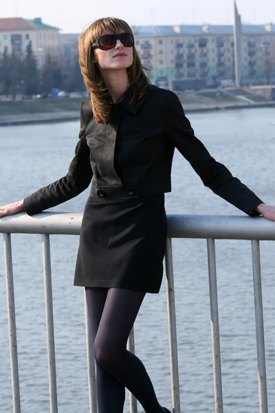 Kvinna på bron — Stockfoto