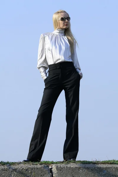 Modefrau posiert — Stockfoto