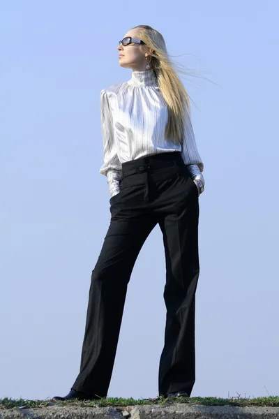 Mulher de moda ao sol — Fotografia de Stock