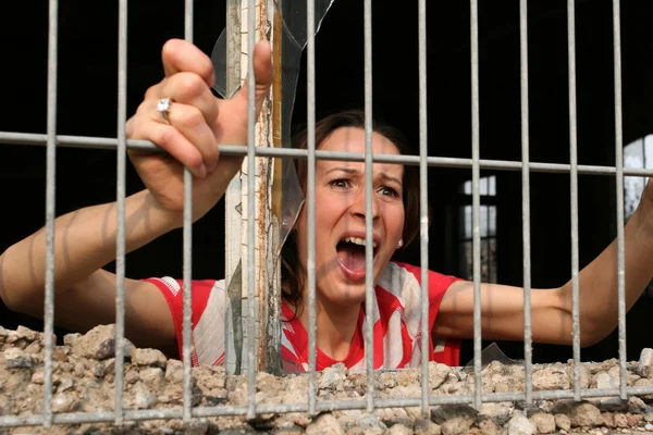 Frau hinter Gittern — Stockfoto