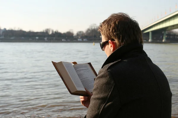 Mann liest Buch im Freien — Stockfoto