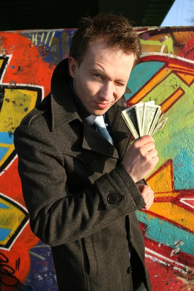 Mann hält Bargeld in der Hand — Stockfoto