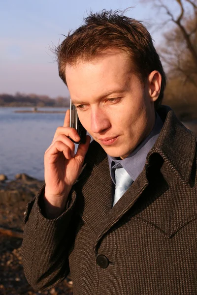 Homem sério ao telefone — Fotografia de Stock