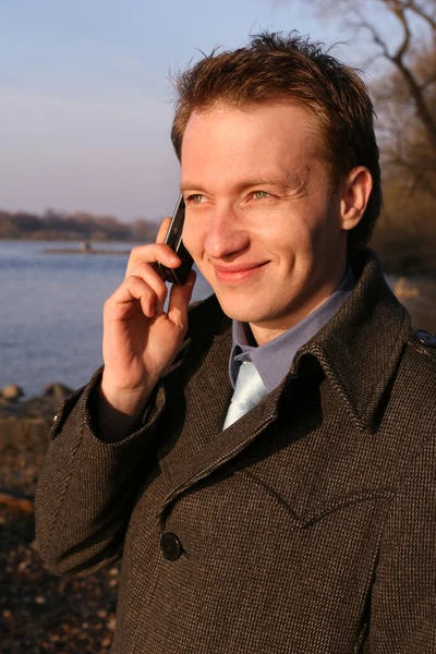 Щасливий чоловік на мобільному телефоні — стокове фото