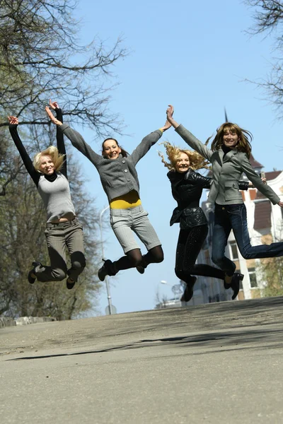 Grupo de meninas pulando — Fotografia de Stock