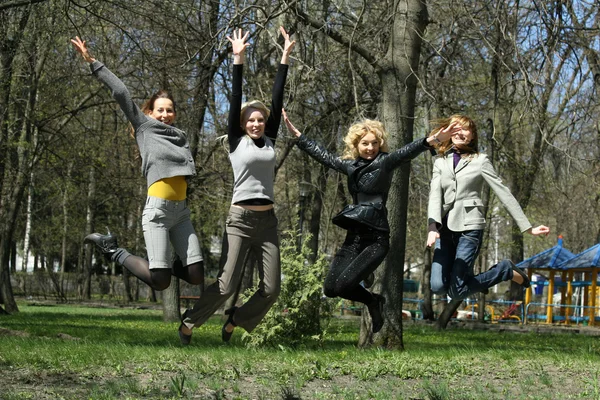 Chicas saltando — Foto de Stock