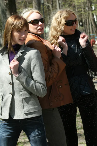 Mulheres amigas em um parque — Fotografia de Stock