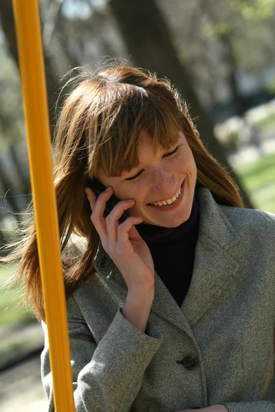 Kvinna på en telefon — Stockfoto