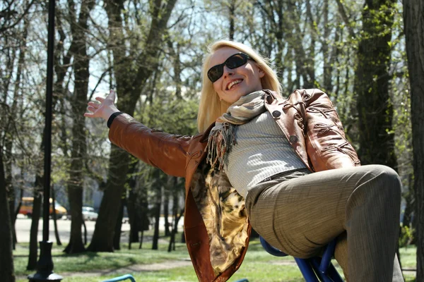 Щаслива жінка на гойдалці — стокове фото