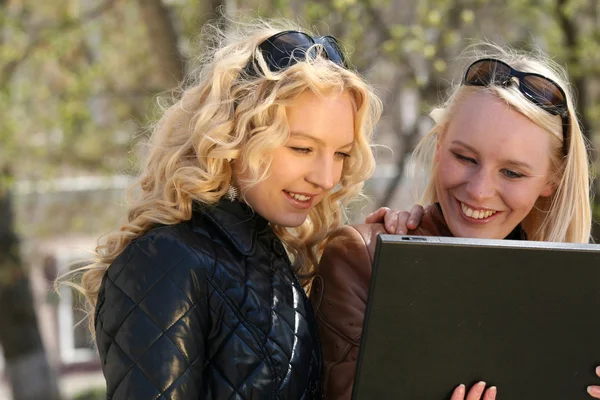 Women with laptop in park — Stock Photo, Image