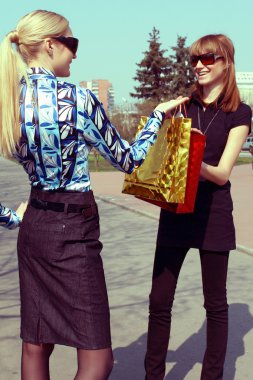 Kadınlar kendi alışveriş torbaları gösterir